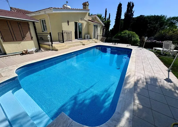 4 Bedroom - Huge Outdoor ! Private Pool ! *