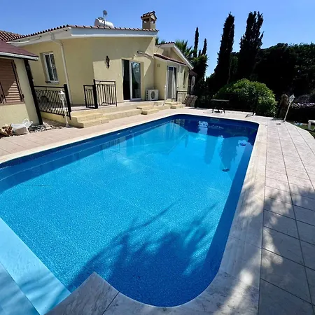 4 Bedroom - Huge Outdoor ! Private Pool ! *