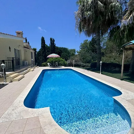 4 Bedroom - Huge Outdoor ! Private Pool ! *